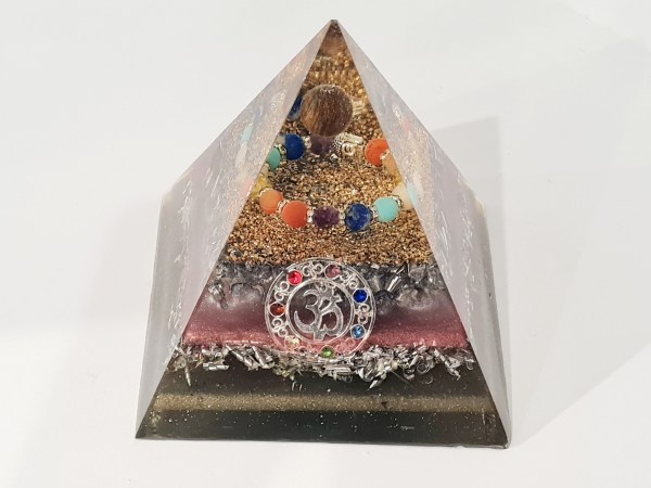 Orgonite pyramide oeil de tigre bracelet 7 chakras et Aum